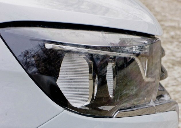 Замена ламп в передней фаре на Lada Vesta